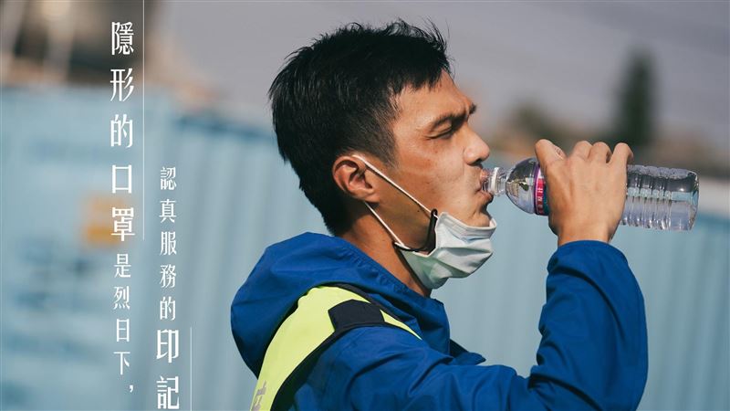 烈日下的印記！他曬出「隱形口罩」