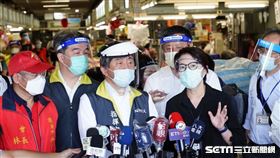 台北環南市場發生群聚感染，台北市政府針對批發市場人員進行大規模PCR，市場也休市3天進行清消，今日凌晨恢復開市。中央流行疫情指揮中心指揮官、衛福部長陳時中上午近9時在台北市副市長黃珊珊等人陪同下，到環南市場視察防疫作為。 圖／北市府提供