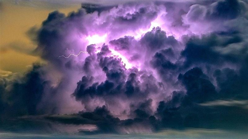 雷神生氣了！ 阿里山琉璃閃電照曝光