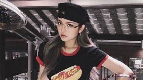 周揚青每天都忙於服裝拍攝的工作。（圖／翻攝自周揚青微博）