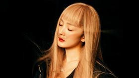 楊冪跳脫以往黑色髮色，染成金頭髮。（圖／翻攝自嘉行楊冪工作室微博）