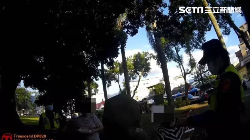 3女脫口罩爽吃臭豆腐　警見狀全開罰