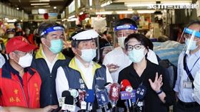 台北環南市場發生群聚感染，台北市政府針對批發市場人員進行大規模PCR，市場也休市3天進行清消，今日凌晨恢復開市。中央流行疫情指揮中心指揮官、衛福部長陳時中上午近9時在台北市副市長黃珊珊等人陪同下，到環南市場視察防疫作為。 圖／北市府提供