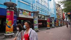 疫情影響　西門町電影街人潮稀疏（1）武漢肺炎疫情爆發以來，台北市西門町商圈電影街人潮稀疏，民眾外出看電影意願大降，如今隨疫情趨緩，行政院長蘇貞昌2日也宣布將推出「振興三倍券」以刺激消費，振興國內經濟，盼為業者帶來商機。中央社記者王騰毅攝  109年6月2日
