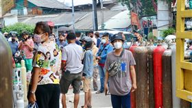 印尼多處爆發缺乏氧氣危機印尼5日新增將近3萬例確診，雅加達接連2天突破萬人確診，患者激增，多地爆出醫療氧氣不足的危機，當局表示，會以最大量生產醫療氧氣。圖為民眾4日在雅加達南區的一個氧氣補充站等待購買氧氣。中央社記者石秀娟雅加達攝  110年7月5日