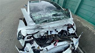 特斯拉等紅燈遭大貨車推撞　車尾爛毀