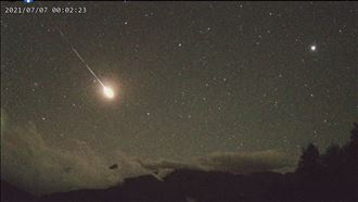 是流星嗎？凌晨全台目睹「這顆」閃爆