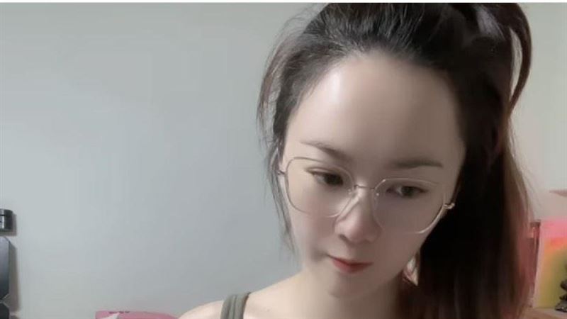 大U領外洩深溝　炮仔聲女星罕見脫了