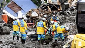 日本靜岡縣熱海市伊豆山地區的土石流浩劫至今累計7死，另有27人仍失聯待確認，警消與自衛隊徒手搬開大量泥土持續搜救工作。（圖／共同社）
