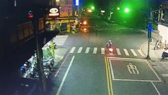 新／畫面曝！特斯拉高速自撞男子命危