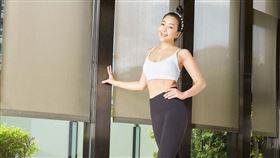 路嘉怡說每個女生一定必備一條黑色貼腿褲。（圖／PP石墨烯懶人塑崩褲提供）