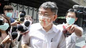 柯文哲赴聯合前進指揮所開會台北市長柯文哲（前中）7日前往萬華聯合前進指揮所與台北市副市長黃珊珊、聯合前進指揮所指揮官王必勝開會，討論疫情相關問題。中央社記者張皓安攝  110年7月7日