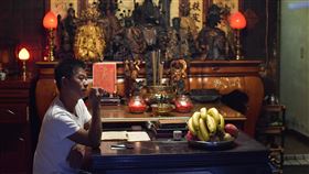 紀錄片「神人之家」入選威尼斯市場展紀錄片「神人之家」入選威尼斯市場展，故事背景在導演盧盈良成長的嘉義鄉間，講述自家兄長幼年得來問神的能力，家中住進12尊神明後開立神壇，以問神的能力幫助鄰里信徒之餘，卻無法協助經濟困頓的原生家庭。（飛望影像有限公司提供）中央社記者葉冠吟傳真  110年7月7日