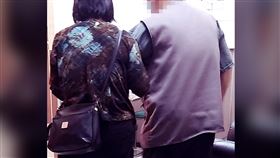 阿公亂動不打針！嬤牽手喊哄1句　5千人看哭：這才是真愛（圖／翻攝自爆系故事館）