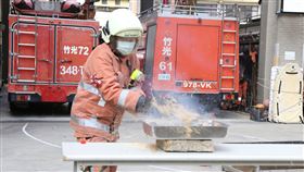 可樂,啤酒,滅火,實測,新竹市消防局（圖／新竹市消防局提供）