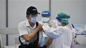 0706 侯友宜視察公車、新巴士和捷運駕駛及站務人員注射疫苗。（圖／新北市府提供）