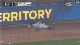 ▲漢米爾頓（Billy Hamilton）飛撲美技沒收安打。（圖／翻攝自白襪推特）