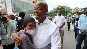 美國紐約市長民主黨初選6日最新計票結果顯示，曾任警察的亞當斯（前右）維持領先，有望成為下任市長。（圖／翻攝自twitter.com/ericadamsfornyc）
