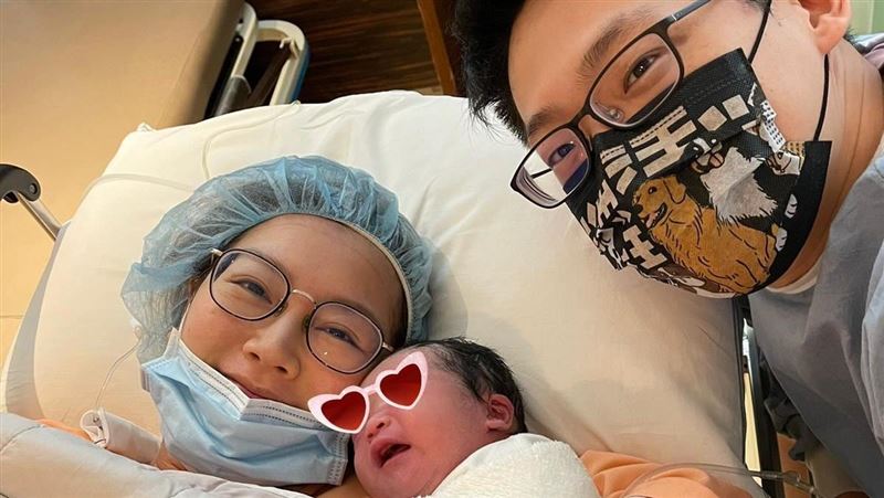 女星嫁前經濟部長兒　驚落紅悄生二胎