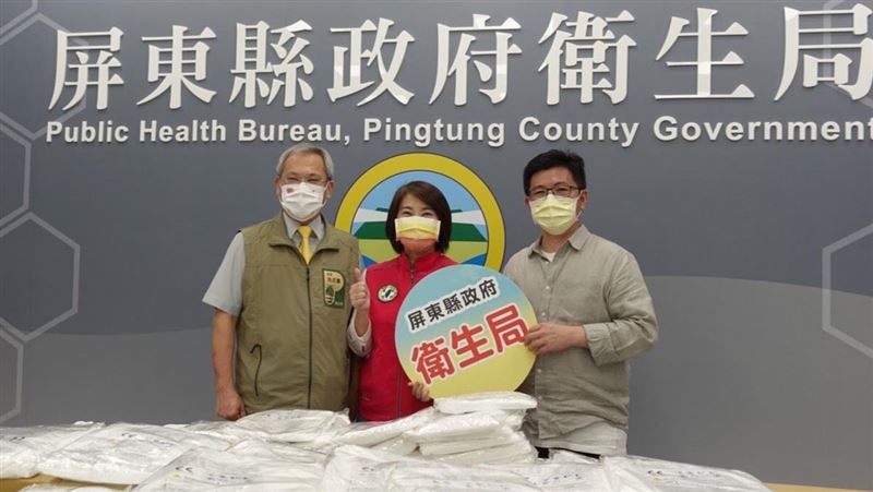 同島一命　鄭宏輝贈兩千件防護衣
