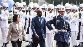總統蔡英文於總統府前以軍禮接待海地總統摩伊士一行人。（圖／記者林敬旻攝）