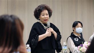 黃越綏雙手突遭感染"扭曲變形"　醫示警了