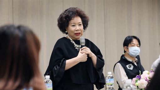 黃越綏雙手突遭感染"扭曲變形"　醫示警了