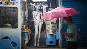 7/13後微解封備受關注國內武漢肺炎疫情未歇，自5月19日開始的全台疫情第3 級警戒已3度延期至7月12日，13日微解封備受關注；7日下午在指揮中心記者會中有媒體問及，微解封行業是否含健身房、電影院，指揮官陳時中表示，各行業都在訂定防疫準備措施，也會規劃疫情期間的應對措施。圖為因3級警戒封閉的娃娃機店。中央社記者王騰毅攝  110年7月7日