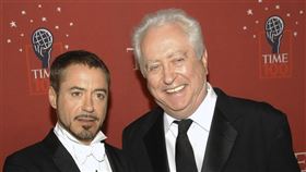 美國男星小勞勃道尼（左）7日在社群貼文表示，父親老勞勃道尼6日晚間在睡夢中安然離世。圖為兩人2008年合照。（圖／美聯社／達志影像）