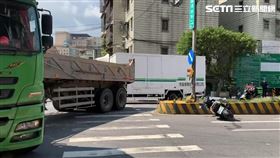 新北,中和,砂石車,銀行女行員,機車,命危（圖／翻攝畫面）