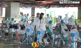 亞東醫院醫護人員協助環南市場篩檢。（記者邱榮吉/攝影）