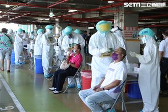 環南市場攤商做PCR篩檢。（記者邱榮吉/攝影）