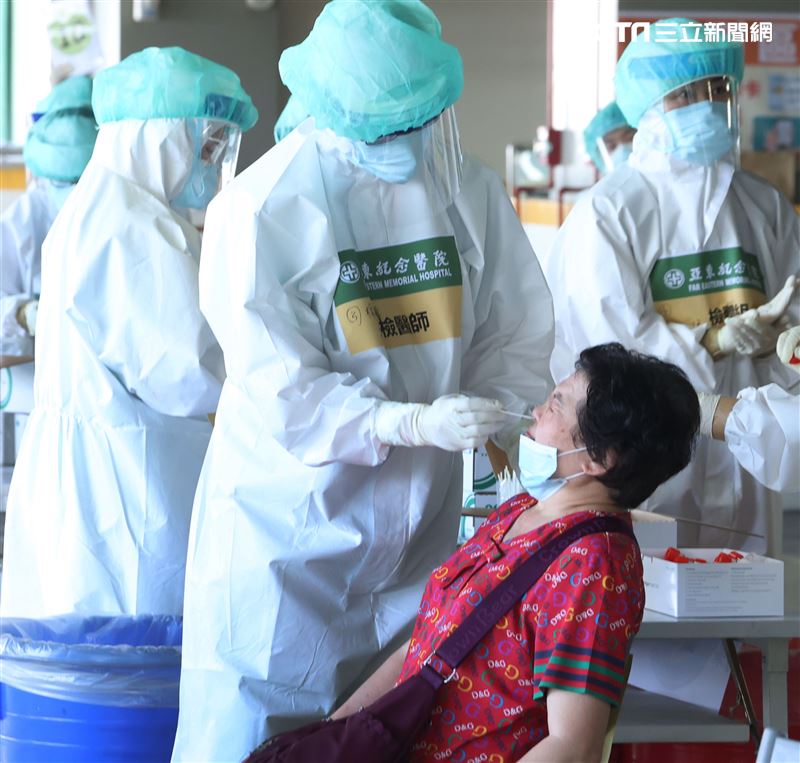 環南市場攤商做PCR篩檢。（記者邱榮吉/攝影）