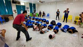 花蓮2天十餘次有感地震  消防局籲做好防震準備花蓮7日、8日兩天已發生十餘次規模3.3至5.4的有感地震，花蓮縣消防局呼籲民眾應做好防震自保準備。圖為消防人員日前到國小指導學生如何做好「趴下、掩護、穩住」的自保動作。（花蓮縣消防局提供）中央社記者李先鳳傳真  110年7月8日