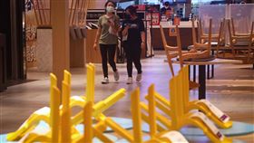 疫情趨緩　7/13後擬微解封放寬管制（2）疫情3級警戒已3度延期，13日後是否能微解封備受關注。指揮中心指揮官陳時中7日指出，各行業都在訂定防疫準備措施，也會規劃疫情期間的應對措施，並重申疫情控制是開放關鍵條件，指引還在討論中，「總之都先準備著，看疫情走向，會再做出最後決定。」中央社記者王騰毅攝  110年7月7日