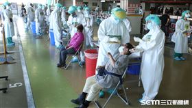 環南市場攤商做PCR篩檢。（記者邱榮吉/攝影）