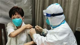 洪秀柱PO打完中國疫苗的照片