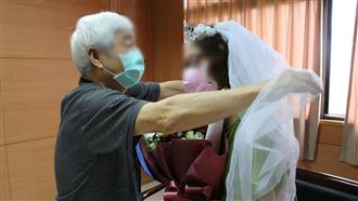 老夫妻抗疫成功　院方慶祝金婚超感人