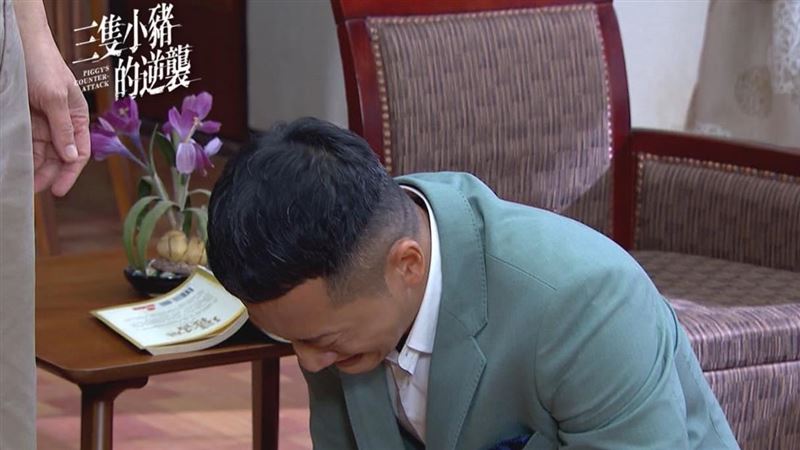 雷／渣夫認錯了　下跪自賞巴掌掀高潮