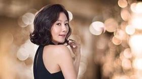 金喜愛為韓版《ELLE》雜誌拍攝大片，釋出一系列氣質美照 。（圖／翻攝自IG）