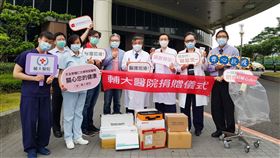 ▲輔大醫院院長王水深、紐約家具設計中心總經理徐培原、急診重症醫學部主任劉偉倫、麻醉科主任龔家騏、蔣根煌議長特助蔣欣璋，一同出席。（圖／業者提供）