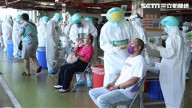 環南市場攤商做PCR篩檢。（記者邱榮吉/攝影）