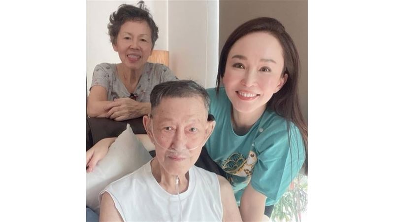 范文芳慟失81歲父親　憔悴現身靈堂