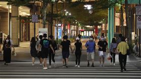 三級警戒延長至7/26　各部會微解封國內武漢肺炎（2019冠狀病毒疾病，COVID-19）疫情已在控制中，但仍有部分感染事件發生，參酌各國管制作為經驗，防疫措施鬆綁須逐步執行，才可穩定掌握疫情，經評估決定，同步延長全國疫情警戒第三級至26日，適度鬆綁部分措施。圖為8日晚間台北信義區人潮。中央社記者張新偉攝  110年7月8日