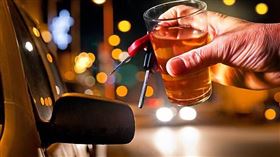 台南男酒駕撞上停等紅燈轎車。（示意圖／pixabay）