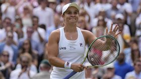 ▲現任球后巴蒂（Ashleigh Barty）拍落前任球后柯貝（Angelique Kerber）晉級決賽。（圖／美聯社／達志影像）