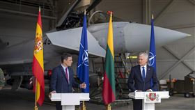 警鈴大作！立陶宛總統記者會臨時中斷　身後戰機緊急起飛（圖／美聯社／達志影像）