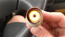 童年黑歷史！在老爸大腿「蓋印章」　他：差點跟祖先團圓（圖／翻攝自爆廢公社）