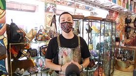 ▲高雄成功旗艦店，陳俊侖經理直播介紹年度新款。（圖／業者提供）