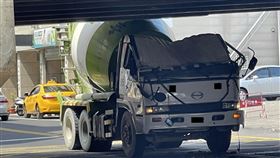 彰化,預拌混凝土車,中央陸橋,涵洞（圖／翻攝記者爆料網）